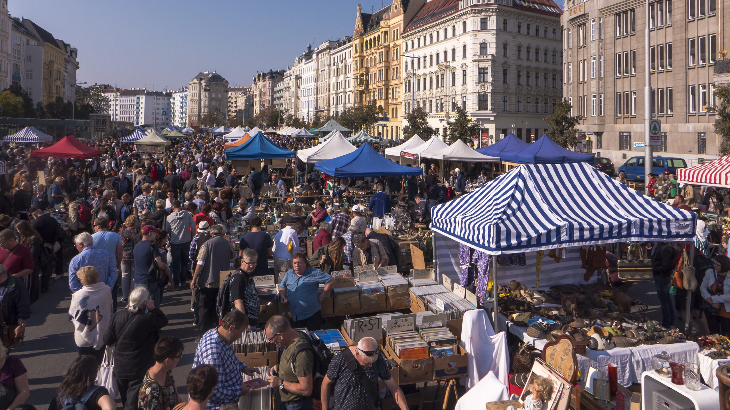 Gugerell (https://commons.wikimedia.org/wiki/File:Wien_06_Flohmarkt_d.jpg), „Wien 06 Flohmarkt d“, https://creativecommons.org/publicdomain/zero/1.0/legalcode